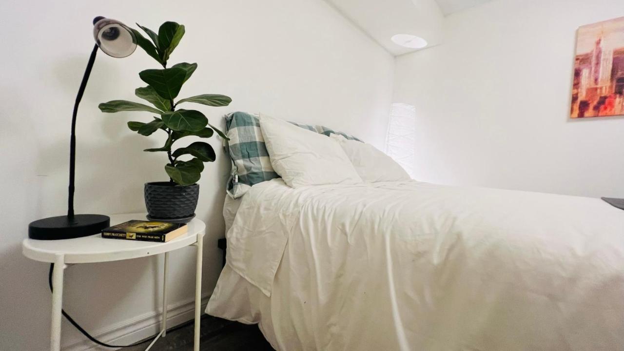 Toronto Bed & Breakfast - Free Parking 外观 照片