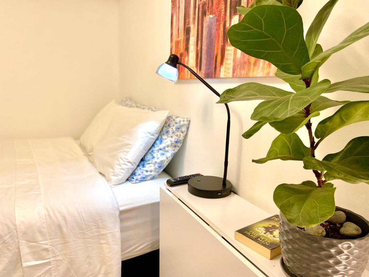 Toronto Bed & Breakfast - Free Parking 外观 照片
