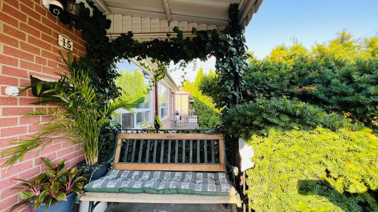 Toronto Bed & Breakfast - Free Parking 外观 照片